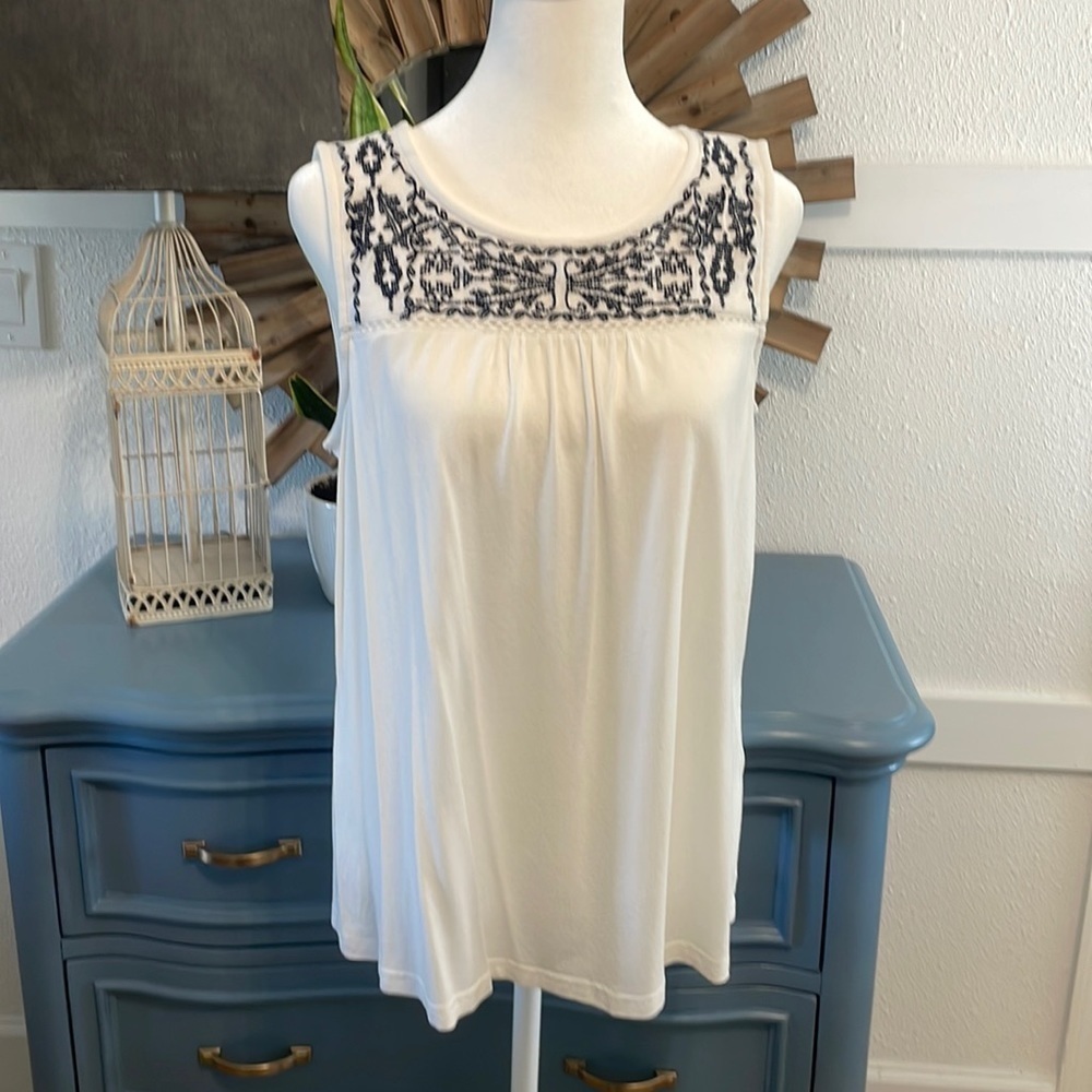 Skies Are Blue Women’s Sleeveless Shirt Size Medium